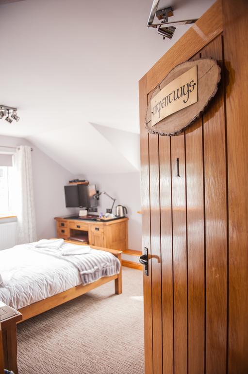 The Little Crown Inn Pontypool Ngoại thất bức ảnh